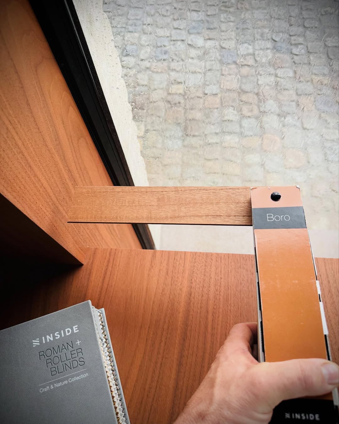 Detail van kleur- en materiaalkeuze aan een houten raam